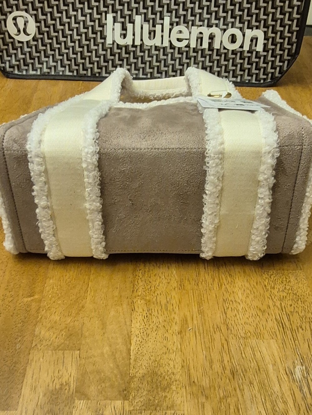 Lululemon Oak Tan Ivory & Gold Hardware Shearling Trim Boxy Tote Bag 4.5L $148 R - Picture 7 of 11